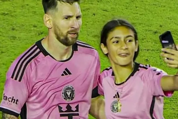 Una joven invadió la cancha para sacarse una foto con Messi: el buen gesto del argentino