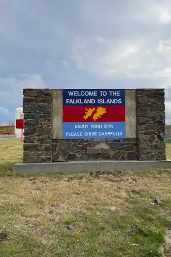 SEÑALÉTICA EN INGLÉS. Y una advertencia: por favor maneje con cuidado.