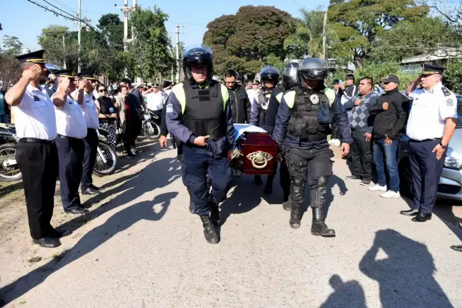 CORTEJO. Miembros de la Policía homenajearon a Sánchez en el sepelio.