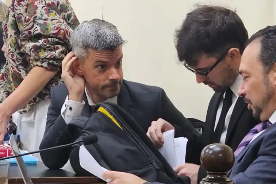 MOLESTO. El fiscal Sandro Abraldes (primero desde la derecha) le pidió al juez Juan María Ramos Padilla la inmediata detención del testigo Cayatta.