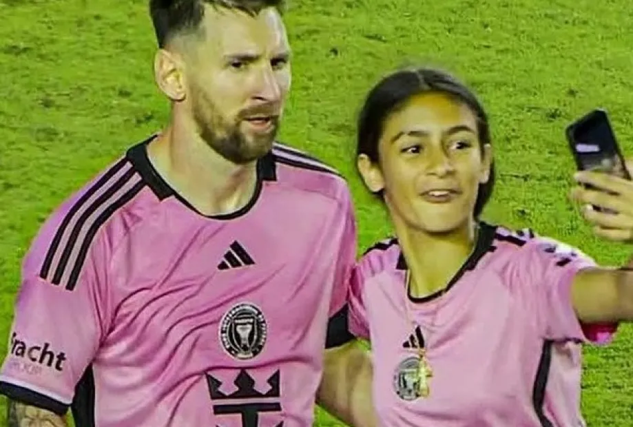 Una joven invadió la cancha para sacarse una foto con Messi: el buen gesto del argentino
