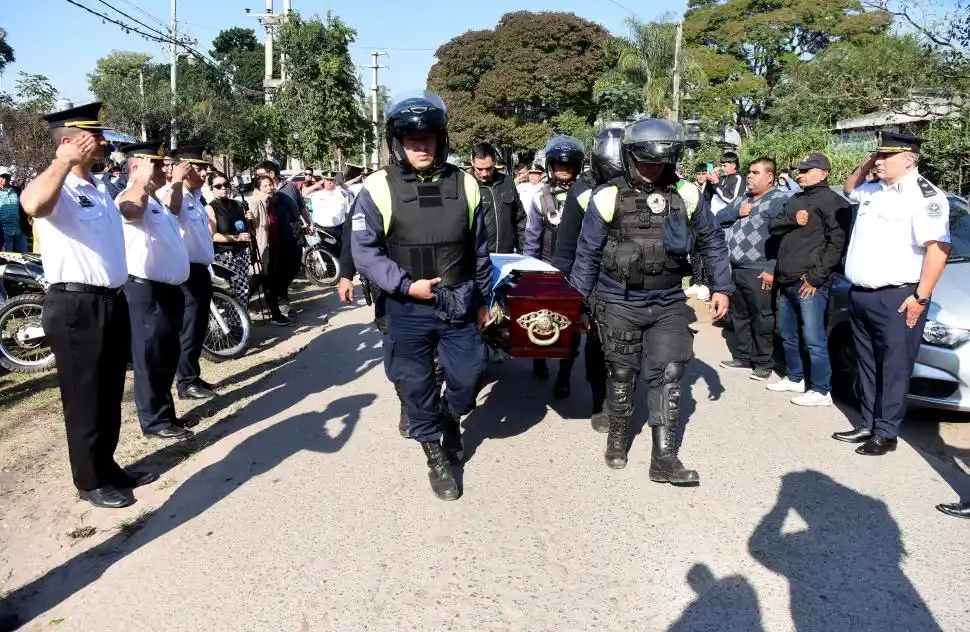 CORTEJO. Miembros de la Policía homenajearon a Sánchez en el sepelio.