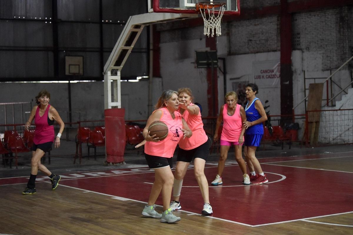 EN ACCIÓN. Lita Rivadea se divierte junto a sus compañeras, con una pelota de básquet. Foto de Inés Quinteros Orio/LA GACETA.