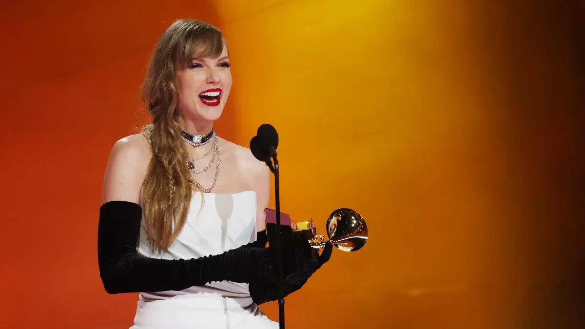 Taylor Swift anunció su próximo disco The Tortured Poets Department luego de ganar la categoría Mejor Álbum Pop en los Grammys. Gentileza: Us Weekly
