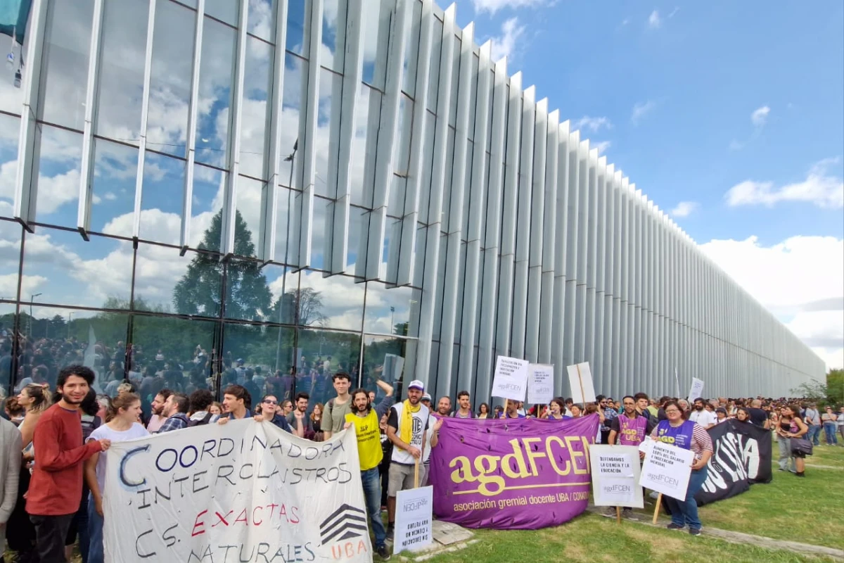 Protesta en la UBA: docentes y alumnos realizaron un abrazo contra el ajuste