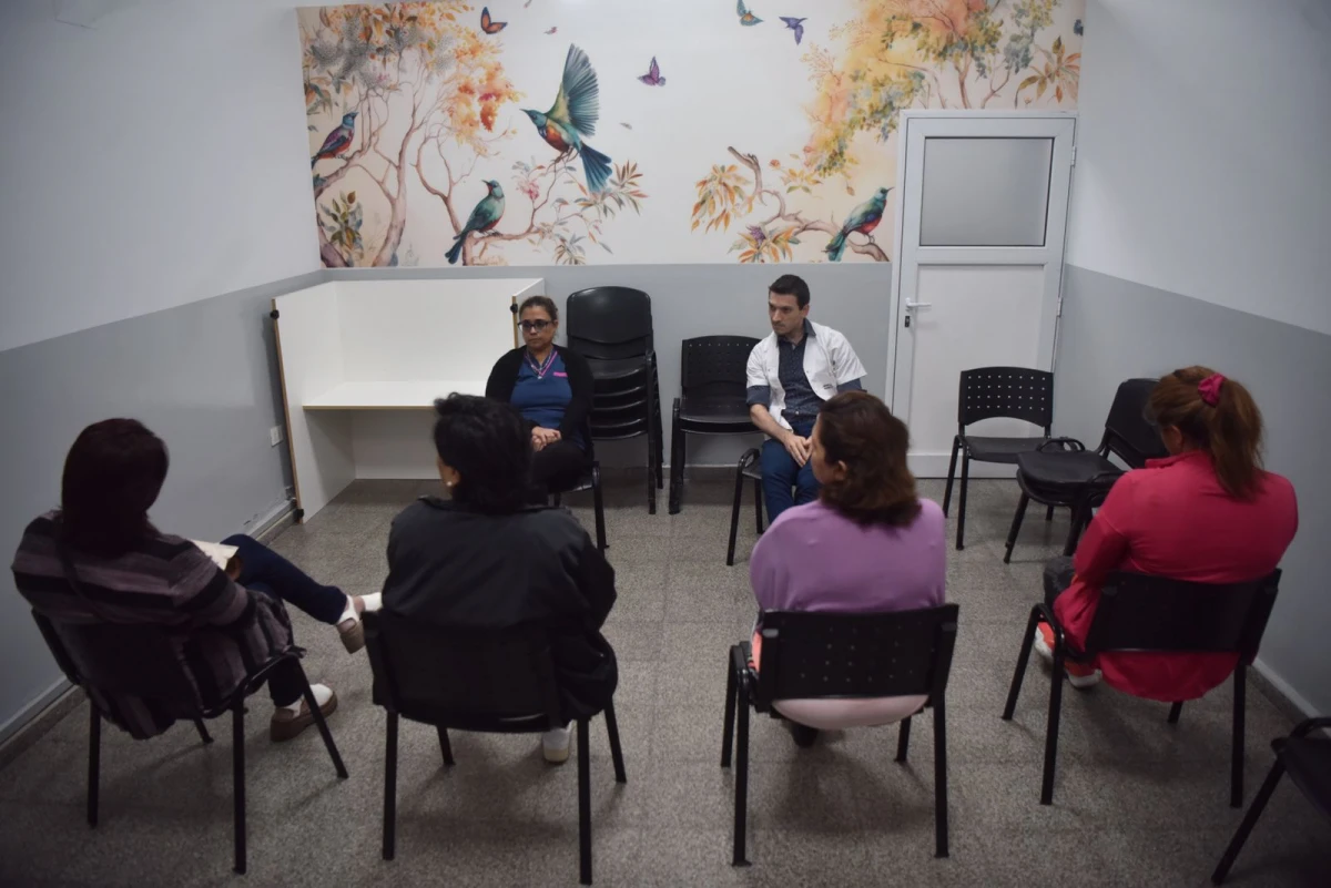 Los psicólogos Ileana Lazarte y Mauricio Macías atendiendo a sus pacientes. Foto por Inés Quinteros Orio