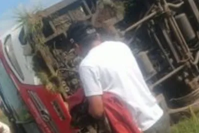 Santa Fe: Volcó un micro, 20 personas resultaron heridas y a varios les robaron las pertenencias