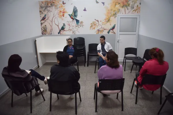 Jóvenes y adultos se entienden y alientan en la terapia grupal del Siprosa