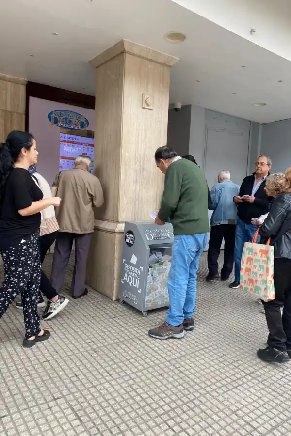 INTERÉS CRECIENTE. Quienes quieran participar del sorteo del auto podrán depositar tarjetas hasta las 11.