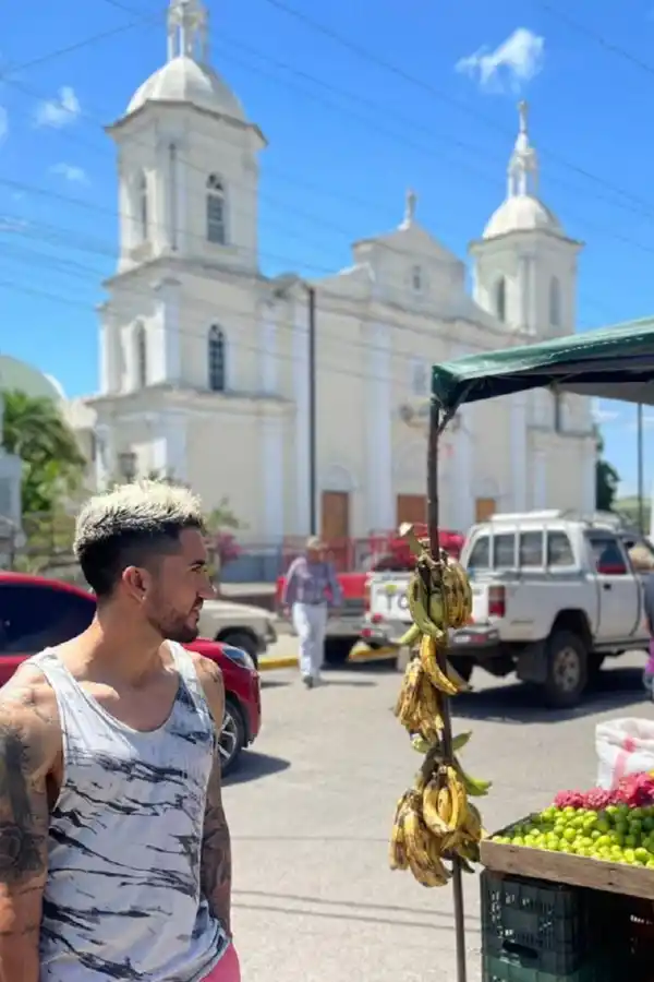 MODO TURISTA. Abel Méndez posa adelante de la Catedral, ubicada en Estelí, ciudad de Nicaragua.