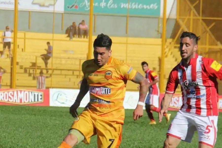 CONTRA EL EQUIPO DE SUS AMORES. Méndez le marcó un gol a San Martín de Tucumán, con la camiseta de Crucero del Norte.