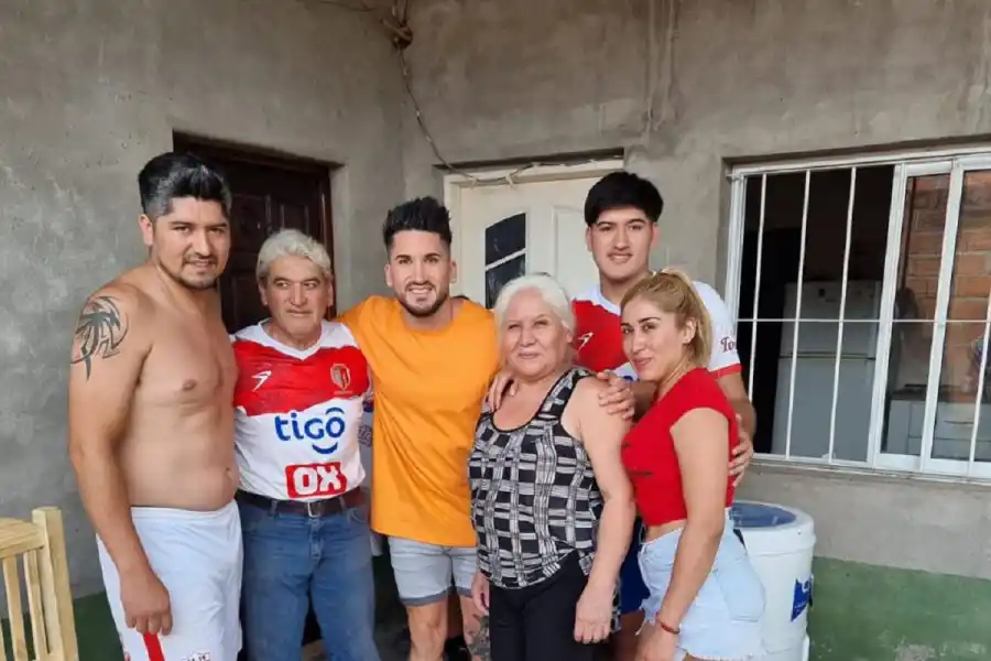 EN CASA. Cuando está de vacaciones, Méndez regresa a Tucumán y visita a su numerosa familia.