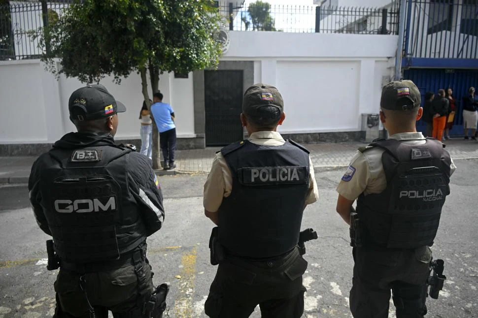 VIGILANCIA. La policía de Ecuador monta guardia afuera de la embajada mexicana en Quito.   