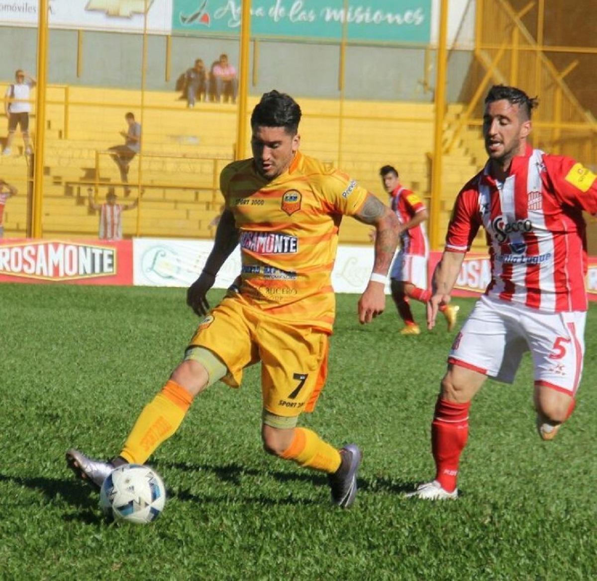 CONTRA EL EQUIPO DE SUS AMORES. Méndez le marcó un gol a San Martín de Tucumán, con la camiseta de Crucero del Norte.