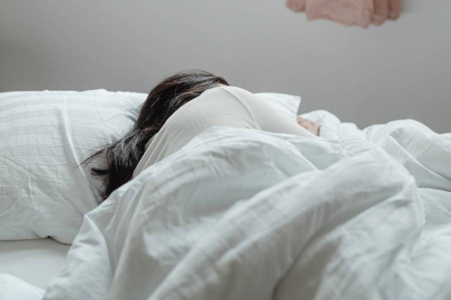 Dormir de costado evita dolores de cuello