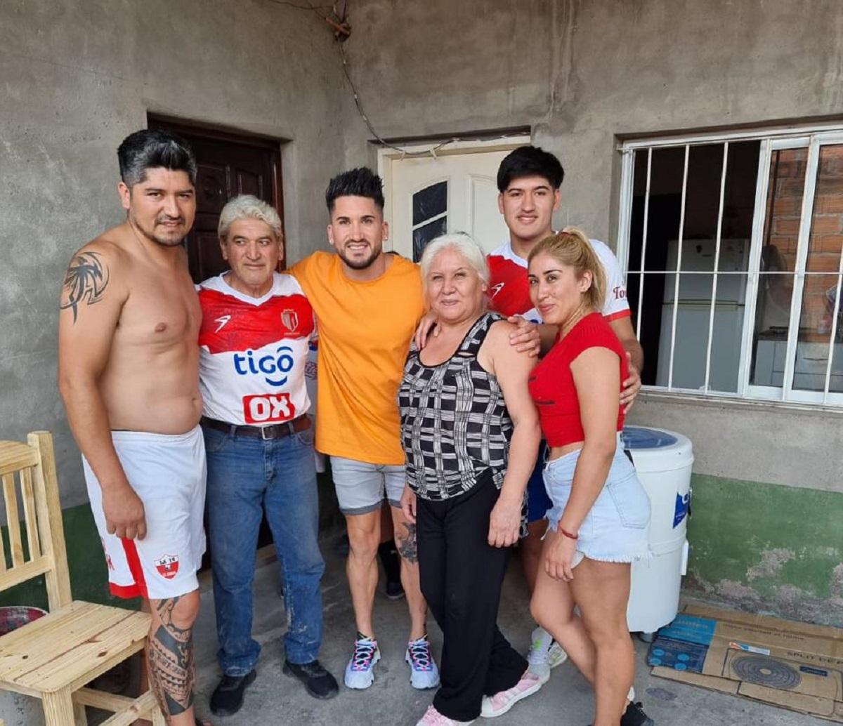 EN CASA. Cuando está de vacaciones, Méndez regresa a Tucumán y visita a su numerosa familia.