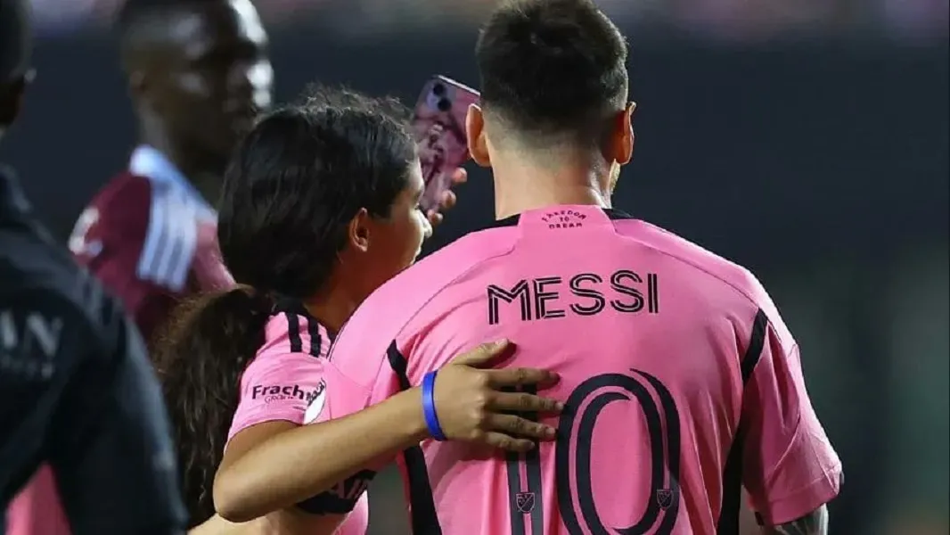 SUEÑO CUMPLIDO. Una adolescente interrumpió el partido entre Inter y Colorado Rapids para abrazar a Messi.