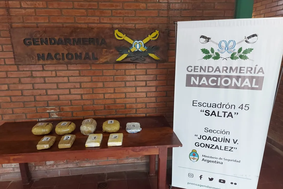 Un colectivo con destino a Tucumán transportaba cuatro kilos de cocaína y otros cuatro de marihuana