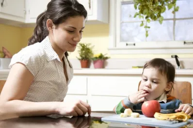 Empleadas domésticas: cuánto cobra una niñera por hora con los aumentos de abril 2024