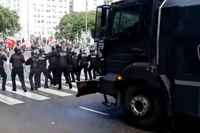 Protesta de organizaciones sociales contra las medidas del gobierno de Javier Milei