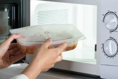 ¿Es peligroso calentar comida en recipientes de plástico en el microondas?