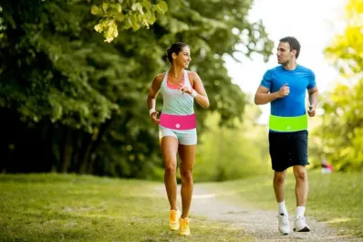 Cuántos pasos hay que caminar por día para quemar medio kilo de grasa, según la ciencia