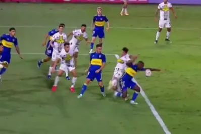 Se conocieron los audios del VAR sobre la polémica mano de Advíncula: ¿por qué no fue penal contra Boca?