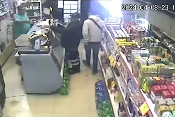 Video: fingió ser cliente en un kiosco, pesó la droga en una balanza y se retiró sin mediar palabras