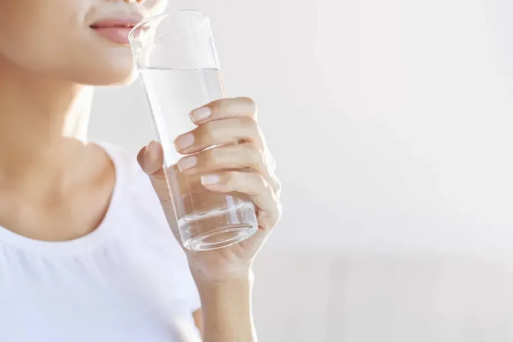 ¿Tomar más agua realmente ayuda a bajar de peso?