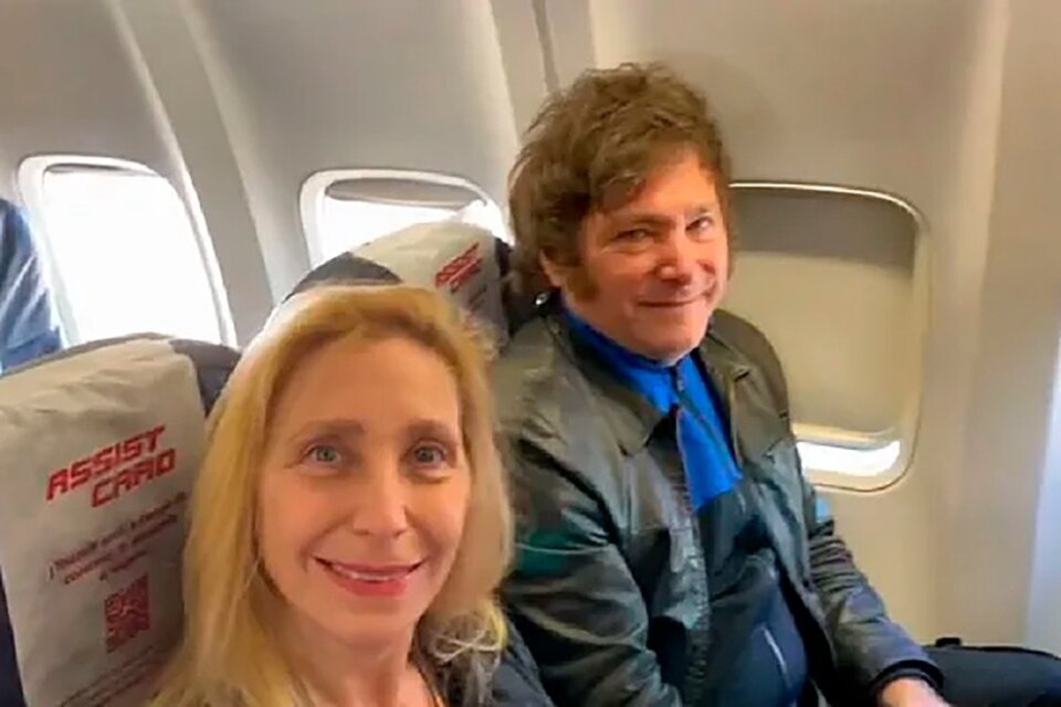 SEGUNDA GIRA A EEUU. El presidente Milei y su hermana Karina, en el vuelo de ayer.
