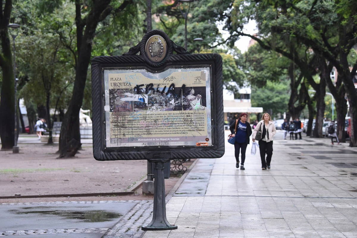 DESCOLORIDO Y SOBREESCRITO. Los destrozos en carteles indicadores son usuales en las plazas de todo el municipio de San Miguel de Tucumán. 