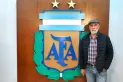 Fue gloria de Atlético Tucumán, jugó en un grande, también en Inglaterra, y decidió radicarse en un pequeño pueblo de Buenos Aires