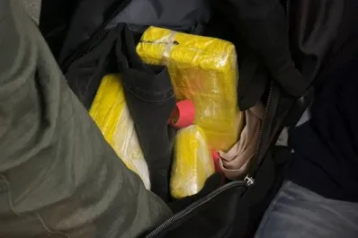 Detuvieron a un hombre que llevaba ladrillos de cocaína en su mochila