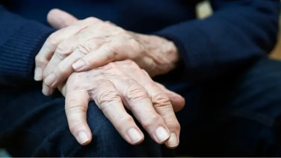 Los temblores son uno de los síntomas que más padecen las personas con Parkinson.