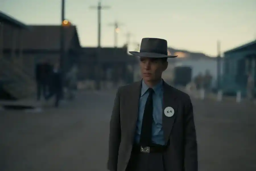 Cillian Murphy interpretando a Robert Oppenheimer