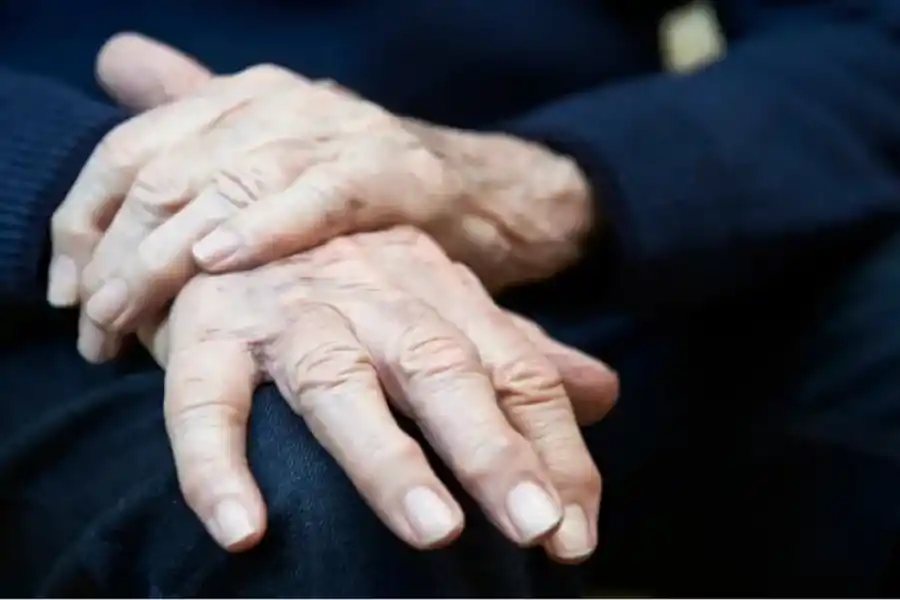 Los temblores son uno de los síntomas que más padecen las personas con Parkinson.