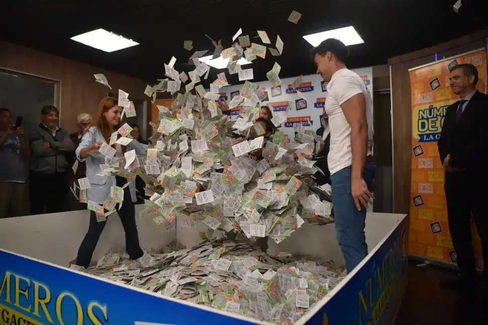 SORTEO EN VIVO. Entre más de dos millones de tarjetas con Números de Oro, un niño fue quien tomó entre sus manos el cupón ganador del premio.