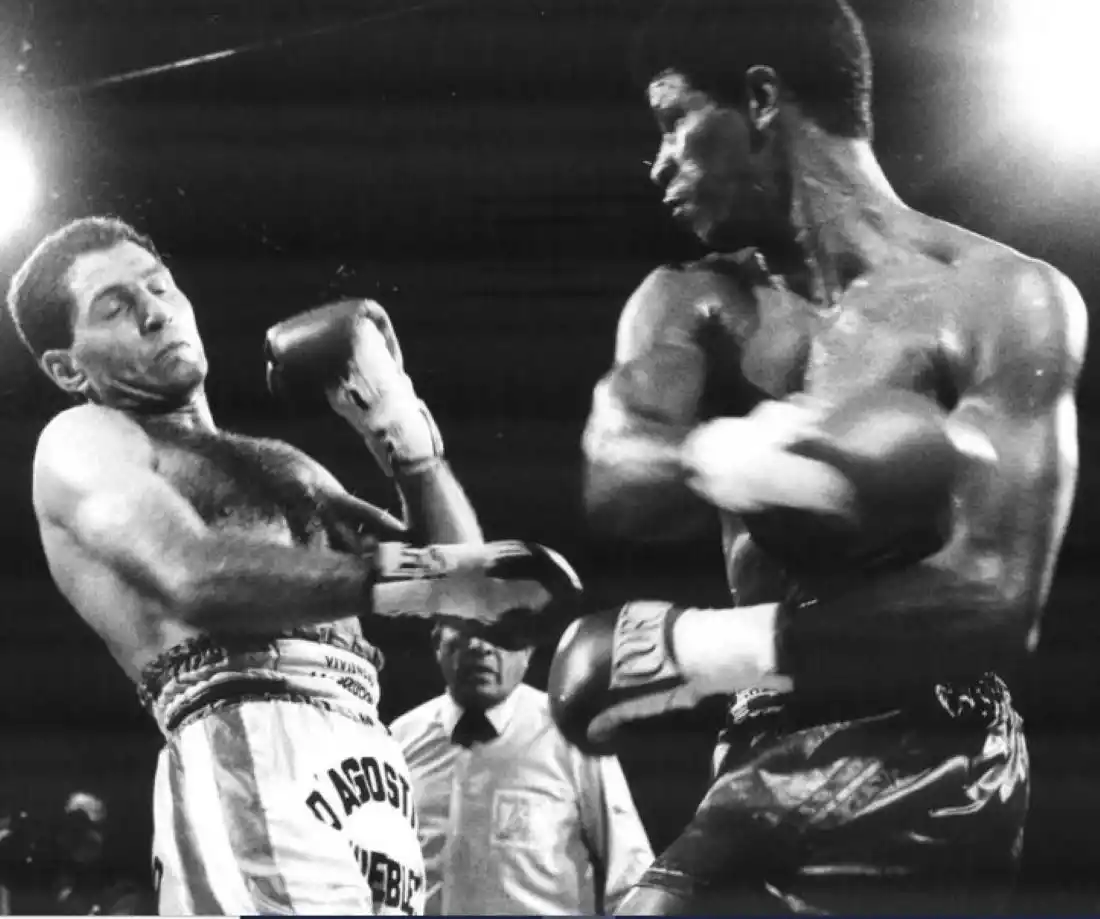 ESCÁNDALO. El combate entre “Látigo” Coggi y Eder González terminó con un polémico triunfo para el argentino.