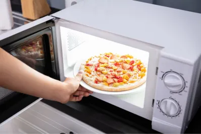 El infalible truco para recalentar la pizza en el microondas y que quede bien crocante