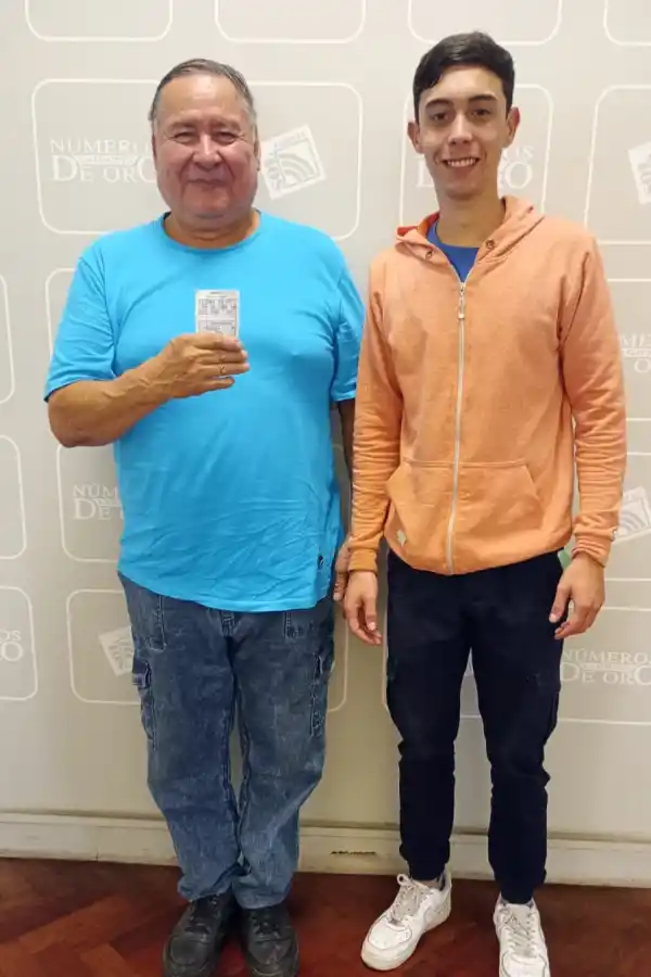 DE OFICIO CARPINTERO. Ángel Miguel Arias y su nieto Maximiliano.