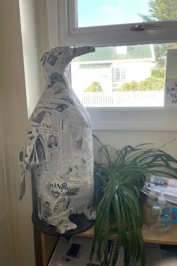 un “pingüino” forrado con páginas del semanario da la bienvenida a la sala de redacción.