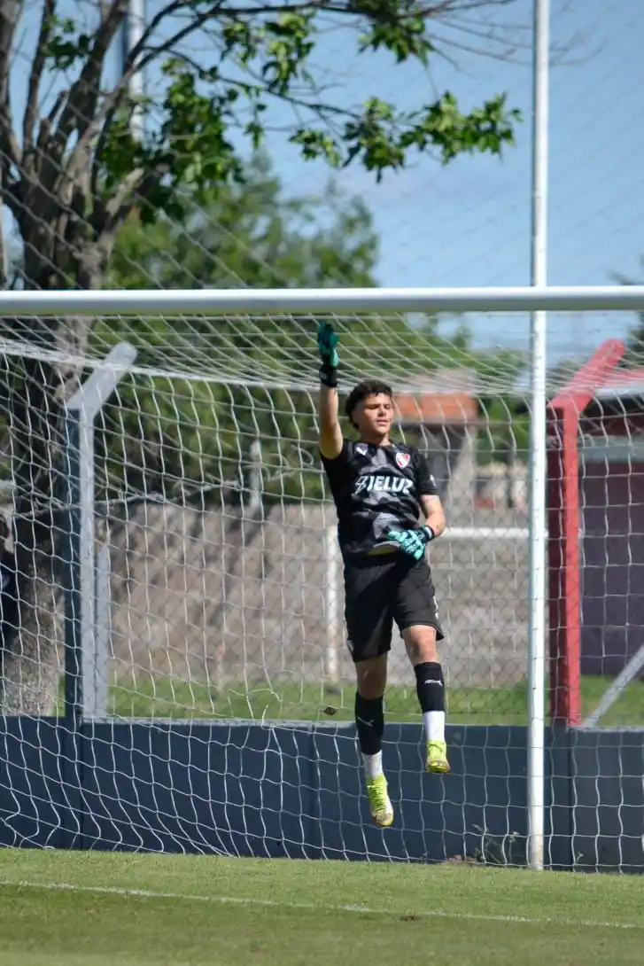Comenzó como rugbista, en Atlético Tucumán no le dieron oportunidades y hoy es arquero de Independiente