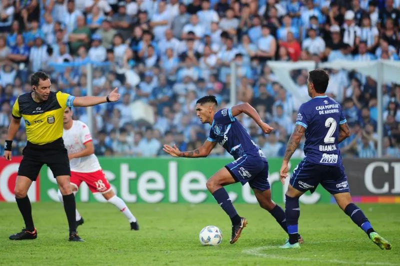POR OTRO RESULTADO. Sánchez traslada la pelota en el último duelo ante Huracán, donde Atlético cayó 2-0.