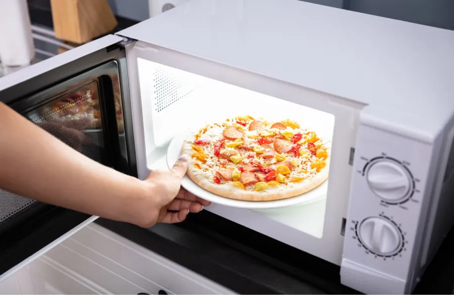 El infalible truco para recalentar la pizza en el microondas 