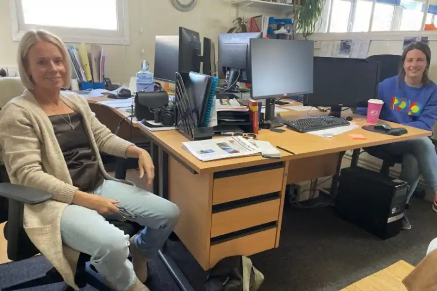 EDITORAS. Lisa Watson (izquierda) y Katharyn Daniels en sus puestos en “Penguin News”, un medio de comunicación para 3.662 habitantes.
