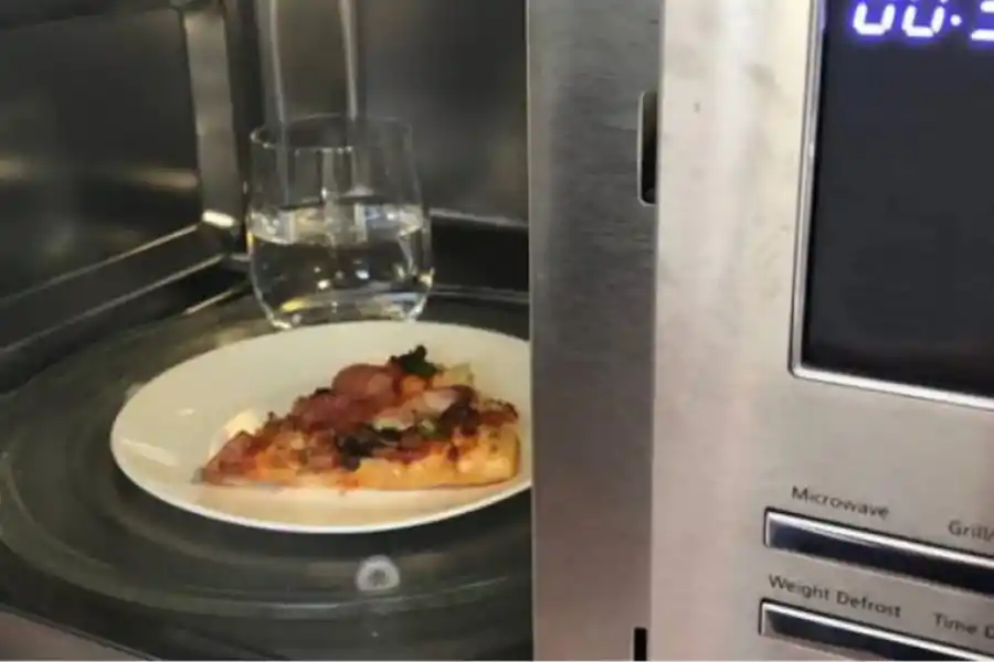 Colocar un vaso de agua en el microondas para que la pizza quede crujiente
