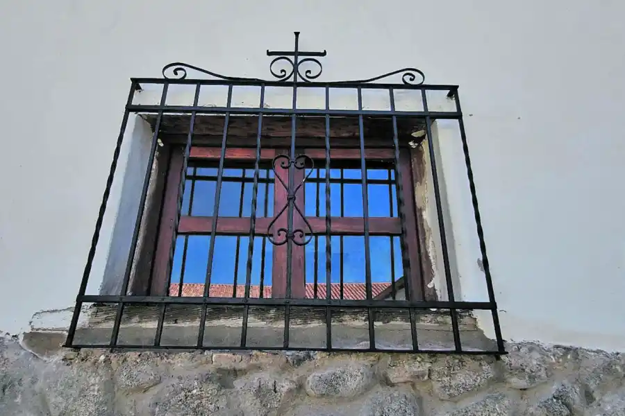 Una ventana al pasado. Las aberturas de la vieja propiedad son protegidas por una reja coronada con una cruz, símbolo de la presencia religiosa al tiempo que construir la casa.