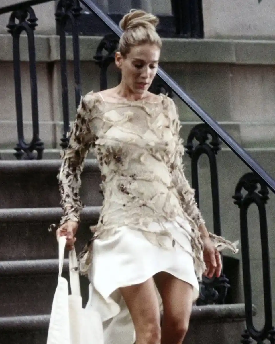 Sarah Jessica Parker interpretando a Carrie Bradshaw vistiendo el icónico Roberto Cavalli de la temporada otoño-invierno 2001
