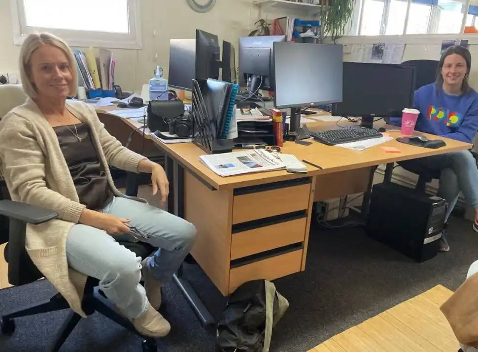 EDITORAS. Lisa Watson (izquierda) y Katharyn Daniels en sus puestos en “Penguin News”, un medio de comunicación para 3.662 habitantes.