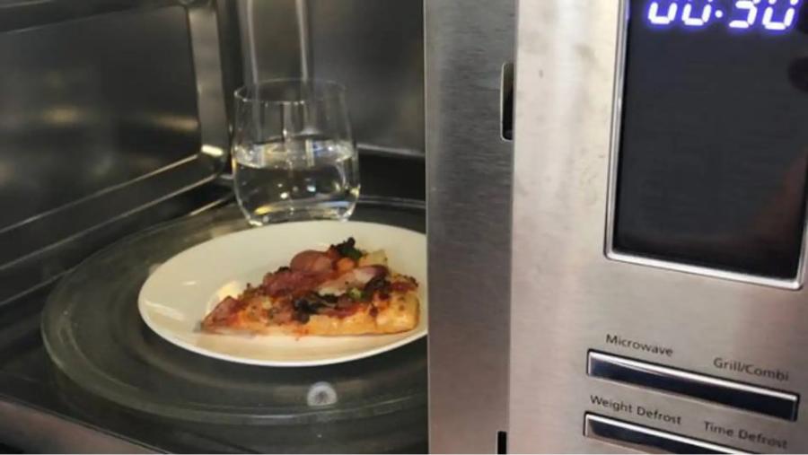 Colocar un vaso de agua en el microondas para que la pizza quede crujiente